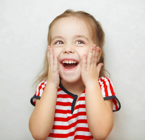 Embaraçada menina com amplo sorriso murcha suas bochechas — Fotografia de Stock