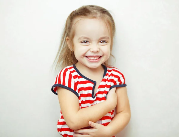 Liten flicka med brett uppriktigt leende porträttfoto — Stockfoto