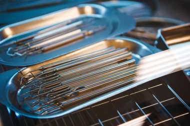 Metal el ile diş hekimi araçlar için yordamlar metal tabak