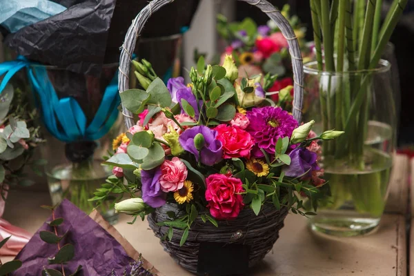 Beau bouquet romantique dans un panier en bois — Photo