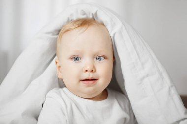 Bebek yumuşak battaniye portre ile kaplı bir rüya gibi görünüm