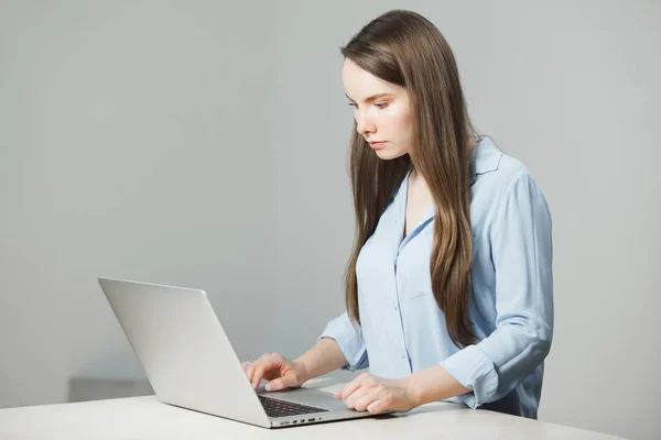 A klasszikus ing hosszú hajú lány ül a laptop — Stock Fotó