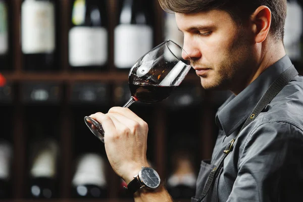 Bokal de vino tinto en el fondo, sommelier masculino apreciar bebida —  Fotos de Stock