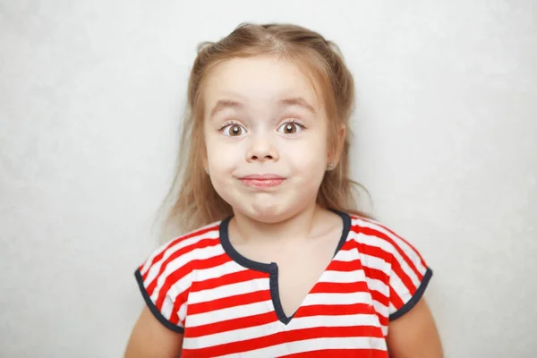 Niña sorprendida con cejas arqueadas retrato foto —  Fotos de Stock