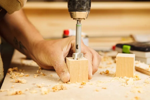 Foratura di legno in mano foro di perforazione in barra di legno — Foto Stock