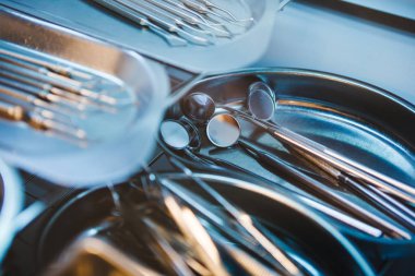 Metal el ile diş hekimi araçlar için yordamlar metal tabak