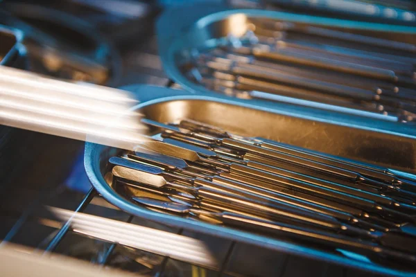 Strumenti dentisti manuali in metallo per procedure in piatto metallico — Foto Stock