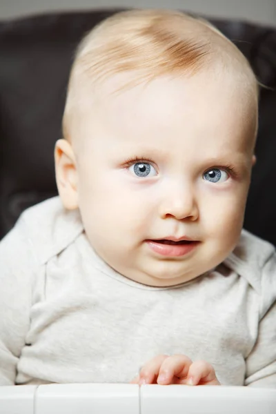 Bébé garçon avec look angélique et beaux yeux portrait photo — Photo