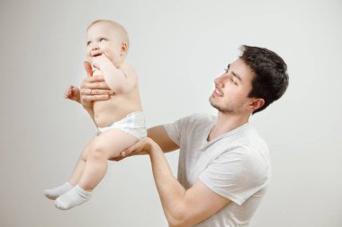 Babası oğlunun pantolon ve çorap ile poz.