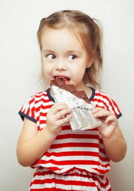 Genç yaşta çikolata yeme Bayan içinde folyoya sarılmış