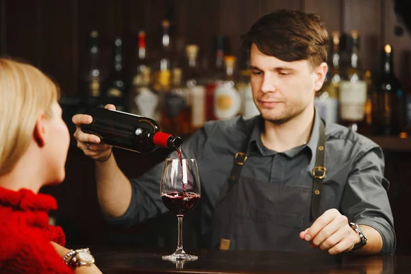 Бармен в барна стійка наливає червоного вина в скло — стокове фото