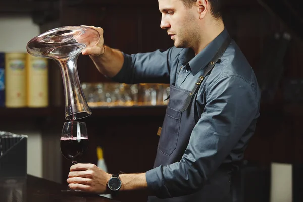 Sommelier derramando vinho em vidro de tigela de mistura. Empregado masculino — Fotografia de Stock