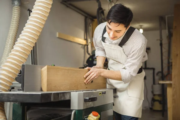 Werknemer processen bestuur op houtbewerking machine — Stockfoto