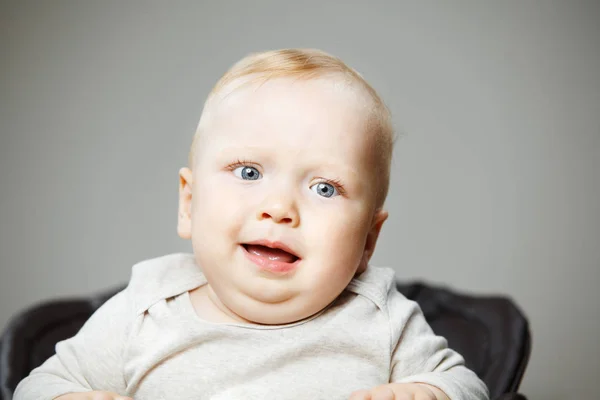 Babyjongen met een verward gezicht expressie portretfoto — Stockfoto