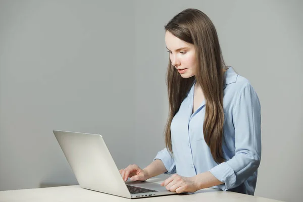 A klasszikus ing hosszú hajú lány ül a laptop — Stock Fotó