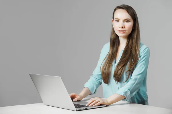 Fiatal nő ül a laptop részt — Stock Fotó
