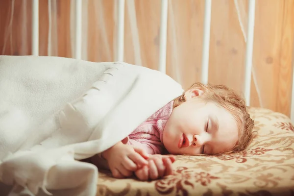 Chica durmiendo debajo de una manta. niño de sueño diurno . — Foto de Stock