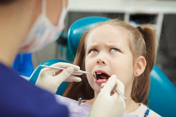 Jovem paciente senta-se na cadeira do dentista e sente dor — Fotografia de Stock