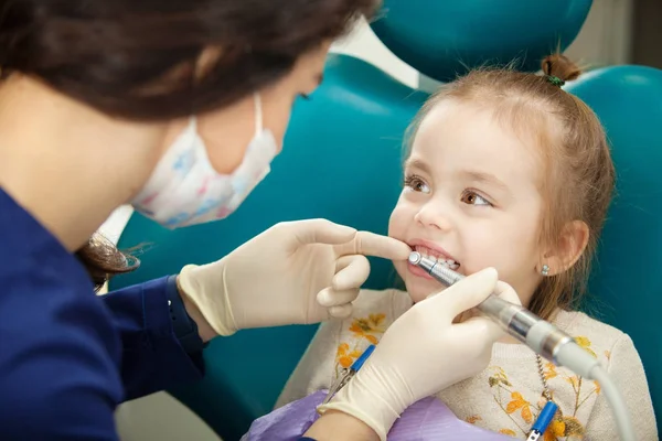 Dentista polonês dentes infantis com ferramenta elétrica moderna — Fotografia de Stock