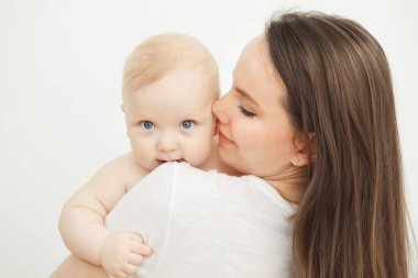 Anne Çocuk yanak içinde öpüyor, Bebek anne omzuna aittir