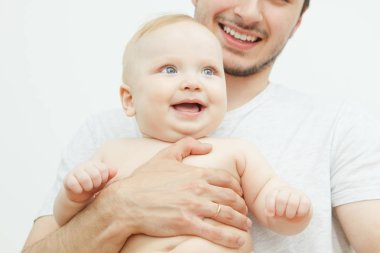 Babalar el mutlu bebek gülümseyerek. Küçük enfant yürümeye başlayan çocuk