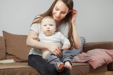 Anne üzerinde ellerini ona elbise değişecek onun favori çocuk tutar..