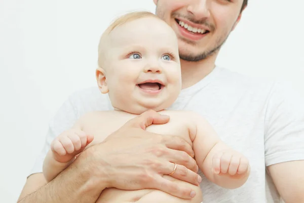Sonriente bebé feliz en la mano de los padres. Pequeño niño enfant — Foto de Stock