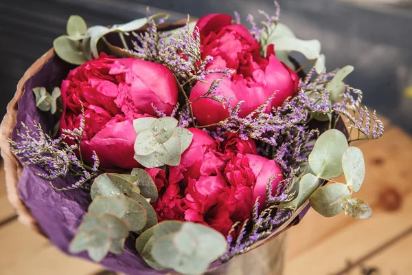 Bouquet de trois pivoines rouges — Photo