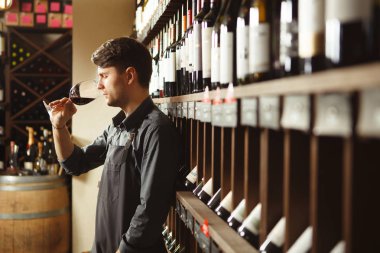 Barmen mahzende standları ve şarap cam kokuyor