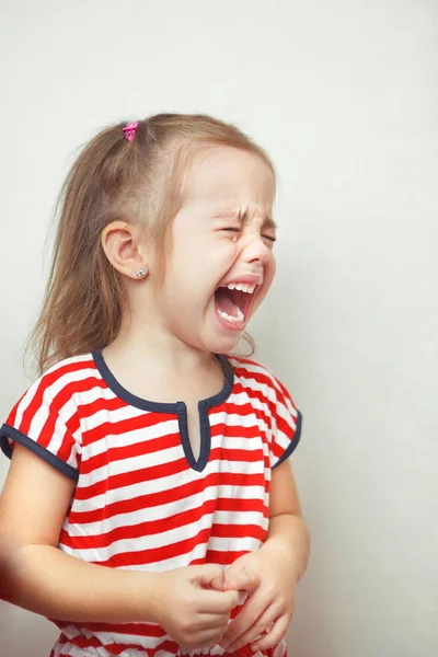 Дитина зі сльозами падає дівчатами молодим обличчям — стокове фото