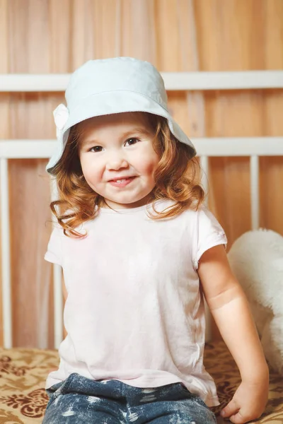 A menina com o cabelo vermelho sorrindo . — Fotografia de Stock