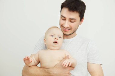 Gülümseyen baba küçük oğlu ile poz. Bebek çocuk