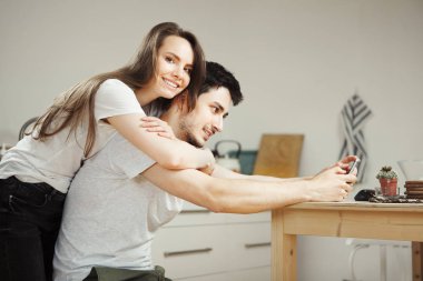 Kadın onu geri, şefkatle kucaklayan dan erkeğini hugs