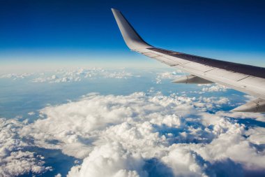 pencere Lombar güzel manzara. arka plan mavi gökyüzü ve bulutlar üzerinde uçağın kanat. şehir üzerinde uçağın uçuş.