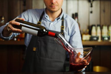 Sommelier şarap cam sürahi içine dökme. Erkek garson