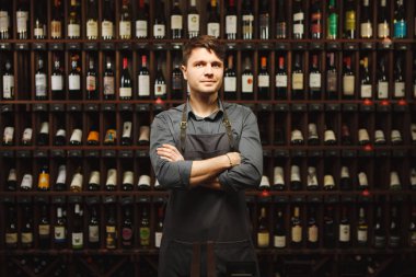 Barmen raflar tam şişe şarap mahzeni duruyor