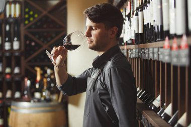 Barmen mahzende standları ve şarap cam kokuyor
