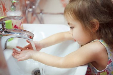 T-shirt çamaşır giyen çocuk banyoda sabunla ellerini