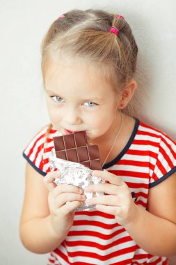 Genç yaşta çikolata yeme Bayan içinde folyoya sarılmış