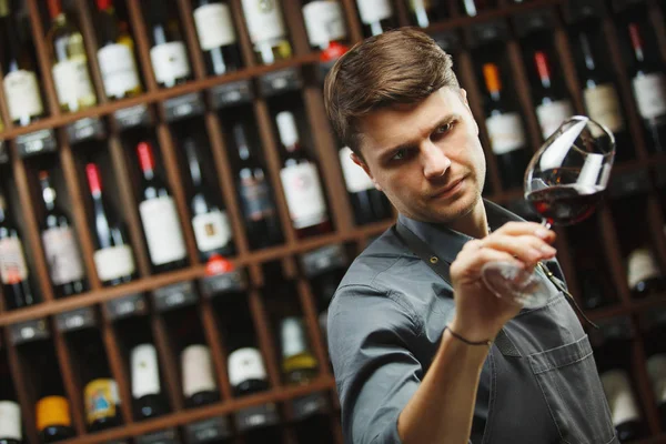 Bokal de vino tinto en el fondo, sommelier masculino apreciar bebida —  Fotos de Stock