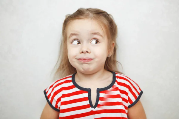 Niña sorprendida con cejas arqueadas retrato foto —  Fotos de Stock