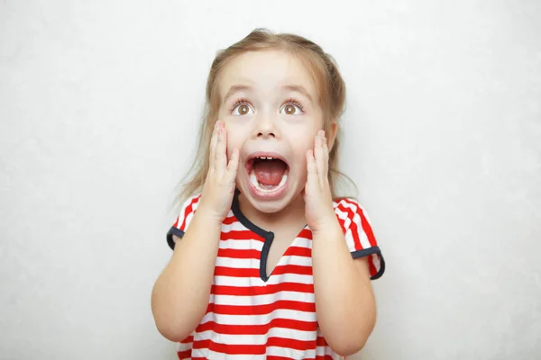 Menina experimentando e expressando emoção de medo e medo — Fotografia de Stock