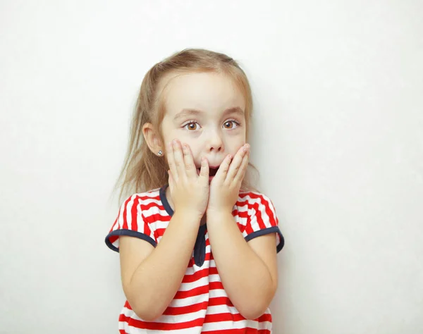 Anak dengan mata cokelat mengekspresikan emosi kejutan nya — Stok Foto