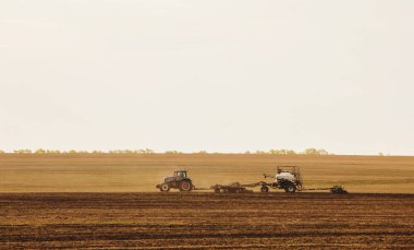 bir traktör Tarım makineleri Ekme için bir römork plowing alanı ile yeni bir ürün için hazırlanıyor.