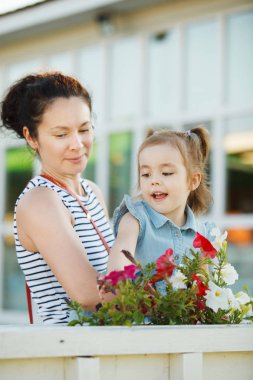 Anne ve kızı çiçekler.