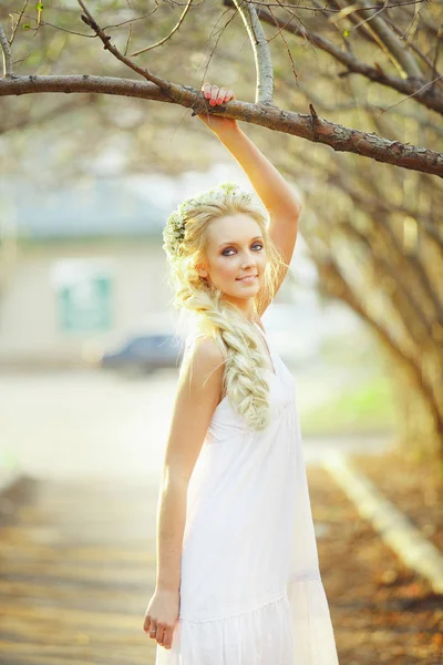 Tiro vertical de mujer rubia joven en vestido blanco . — Foto de Stock