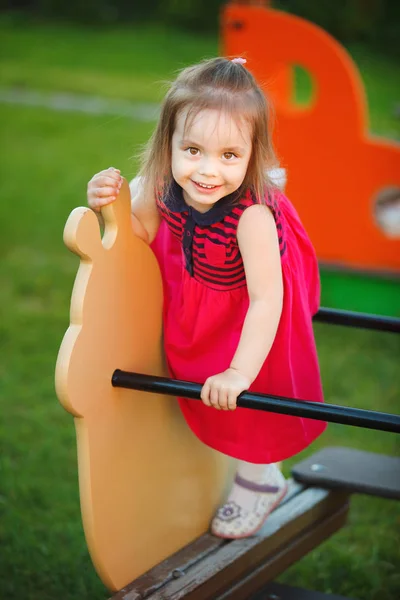 Счастливый ребенок на кресле-качалке. перейти к устройству ребенка в дошкольной группе и детском саду . — стоковое фото