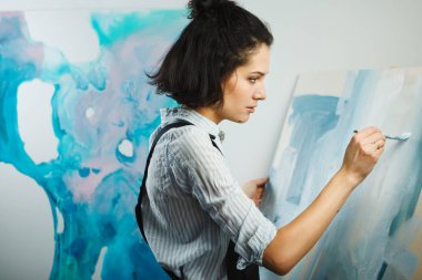 Konsantre kız Sanat Terapisi yaratıcı sanat verme işleminde üzerinde duruldu