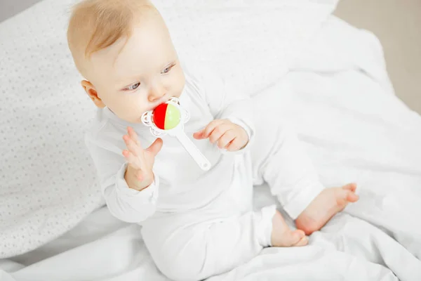 赤ちゃんは、真剣な顔で口のガラガラ — ストック写真
