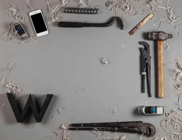 Elementi falegname su sfondo grigio. Layout degli strumenti di lavoro . — Foto Stock